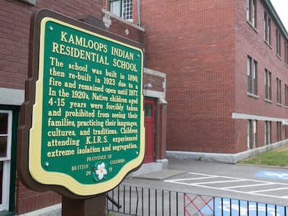 Una placa conmemorativa en la entrada del antiguo internado de Kamloops, el 27 de mayo.