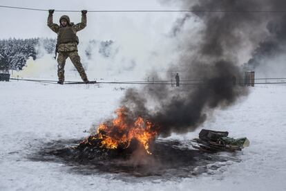 Los reservistas militares ucranianos se entrenan en el 169º Centro de Entrenamiento, en Desna (Ucrania). Después del ataque a tres navales ucranianos por parte de Rusía en el mar de Azov a finales de noviembre, Ucrania ha declarado la ley marcial en diez regiones y ha convocado a varios reservistas militares.