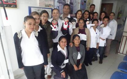 Foto del equipo del Centro de Salud de Larrainzar con los mu&ntilde;ecos del teatro de gui&ntilde;o. , 