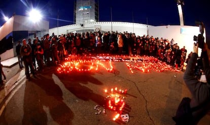 Los trabajadores de RTVV encienden velas frente al centro de producciones de Burjassot.