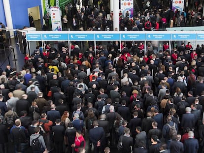 Decenas de personas hace cola para entrar en el Mobile World Congress.