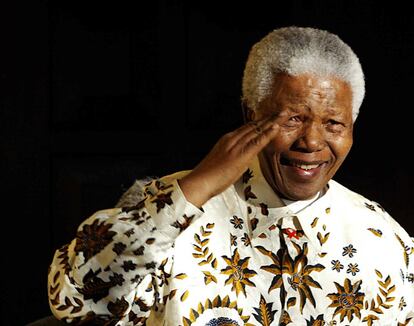 18 de Julio 2003. Mandela saluda a la banda militar sudafricana que interpretó una marcha especialmente compuesta para su 85 cumpleaños.