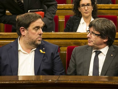 Oriol Junqueras (l) with Carles Puigdemont.