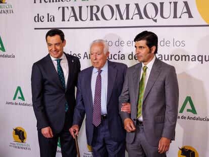 Curro Romero, en el centro, acompañado por el presidente de la Junta de Andalucía, Juanma Moreno, y Morante de la Puebla, en la entrega de los Premios Andalucía de Tauromaquia, el pasado 9 de febrero.