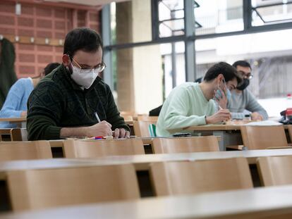 EL PAIS_26/01/2021. (FOTOGRAFÍA: KIKE TABERNER) Estudiantes universitarios de Valencia haciendo examenes