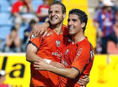 Soldado y Rául García festejan uno de los goles de Osasuna