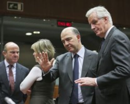 El ministro de Economía español, Luis de Guindos, conversa con su homóloga porturguesa, Maria Luis Albuquerque. A la derecha el ministro de Finanzas francés, Pierre Moscovici, y el comisario europeo de Mercado Interior, Michel Barnier.