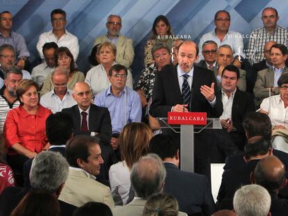 Alfredo Pérez Rubalcaba, durante la reunión que mantuvo ayer con diputados y senadores socialistas.