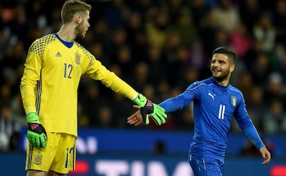 De Gea saluda a Insigne.