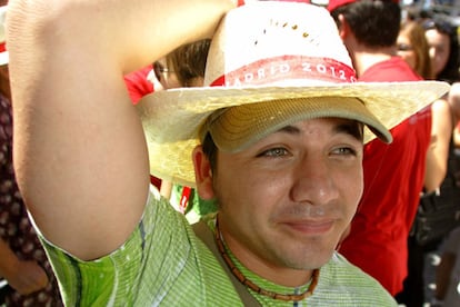 Varios centenares de personas se habían reunido en la Plaza Mayor de Madrid para seguir en directo la sesión en una pantalla gigante. Al conocer la diecsión, las lágrimas afloraron en los ojos de varios aficionados.