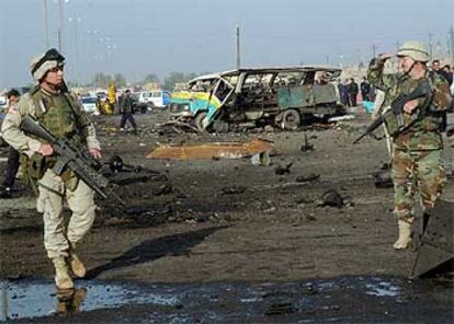 Soldados estadounidenses patrullan el lugar de la explosión de un camión ayer en Bagdad.
