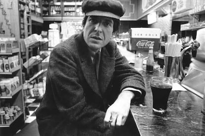 <strong> Por qué es tan buena. </strong> La esencia de lo que es Leonard Cohen está en esta pieza: seductor, canalla, romántico, inspirador… Musicalmente arranca casi desnudo para luego mecernos con recursos líricos tan reconocibles en su obra como los coros. Brillante. </p> <strong> Quién es Suzanne.</strong> Cohen tuvo una larga relación con Suzanne Elrod, con la que tuvo dos hijos, Adam y Lorca (este último en homenaje a su admirado García Lorca). Pero no está dedicada a ella la canción. Cohen la escribió pensando en Suzanne Verdal, que luego se casaría con el escultor Armand Vaillancourt. “Fue una relación mucho más bonita que sexual, algo espiritual”, dijo en 2011 Verdal. Y corroboró la versión que el autor había dado unos años antes. Fue un amor inalcanzable para el cantante, un amor que surgió en un encuentro en Montreal. Así dice la canción: “Y quieres viajar con ella./ Y quieres viajar a ciegas./ Y sabes que puedes confiar en ella./ Porque ella ha tocado tu cuerpo perfecto con su mente”. Ya en edad madura, Verdal tuvo un accidente y perdió su empleo. Tuvo que vivir como una indigente durante unos años, en una camioneta. Años después se recuperó y consiguió una casa. Durante todos esos años Cohen no se puso en contacto con ella. “No le guardo rencor”, ha dicho recientemente Suzanne. </p> En la imagen, Leonard Cohen en un bar de Nueva York en 1968. </p> Escuchar la canción <a href="https://www.youtube.com/watch?v=Kcjyz62gQFc">aquí</a>.</p>