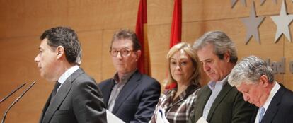 Ignacio Gonz&aacute;lez, en la presentaci&oacute;n del plan con Jaime Cedr&uacute;n (CC OO), Ana Isabel Mari&ntilde;o (Consejer&iacute;a de Empleo), Jos&eacute; Ricardo Mart&iacute;nez (UGT) y Arturo Fern&aacute;ndez (CEIM).