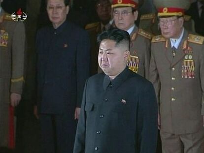 El nuevo l&iacute;der de Corea del Norte, Kim Jong-un, en el velatorio de su padre, Kim Jong-il.