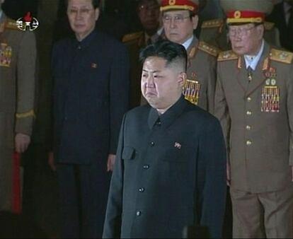 El nuevo l&iacute;der de Corea del Norte, Kim Jong-un, en el velatorio de su padre, Kim Jong-il.