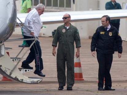 Pizzolato, de branco, desembarca em Bras&iacute;lia.