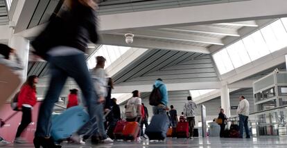 Viajeros en la estación de Atocha, en Madrid.