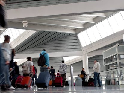 Viajeros en la estación de Atocha, en Madrid.