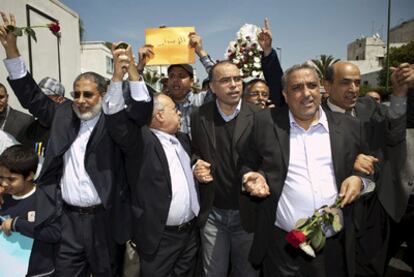 Varios presos políticos celebran su liberación en las calles de Rabat.