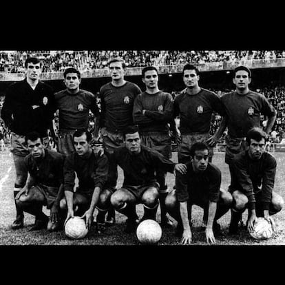 1964. España se inscribe en la historia. Dirigida por José Villalonga, la selección española se imponía por primera vez en un torneo internacional, que además organizaba. A pesar de las reticencias de Franco a disputar la final ante la Unión Soviética, dadas las diferencias existentes en cuanto a los regímenes que gobernaban cada país. Aun así, el partido se disputó en el Santiago Bernabéu y concluyó con la victoria de los españoles por 2-1.