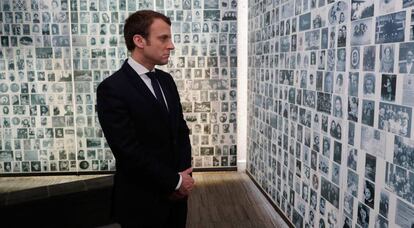 O candidato centrista, Emmanuel Macron, no memorial do Holocausto em Paris.