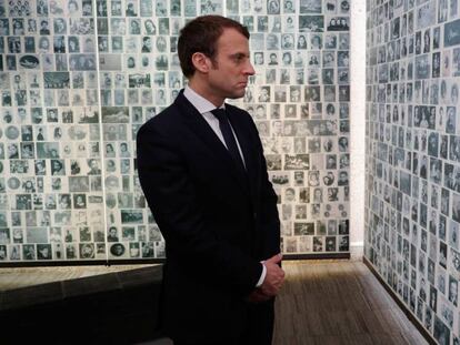 O candidato centrista, Emmanuel Macron, no memorial do Holocausto em Paris.