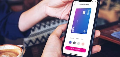 Cliente de Revolut operando a través del teléfono móvil.