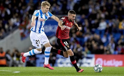 Odegaard pelea por el balón con dani Rodríguez.