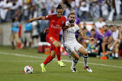 Edinson Cavani del París Saint-Germain y Dani Carvajal del Real Madrid disputan el balón.