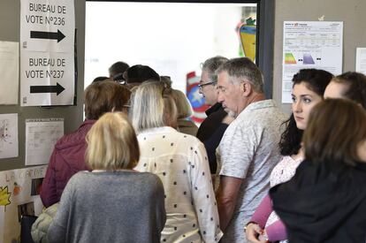 Ambiente en un colegio electora en People queue to vote at a polling station in Toulouse.