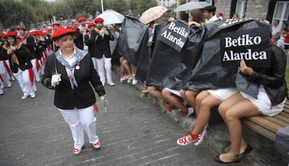 La compañía Jaizkibel ha sido la primera en desfilar por las calles de Hondarribia