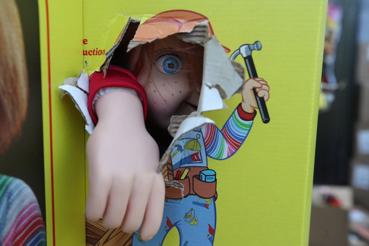 Humor, asesinatos y personajes no binarios: las mil vidas de ‘Muñeco diabólico’, la saga de terror que se adelantó a todo
