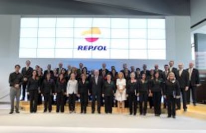 Antonio Brufau, presidente de Repsol, posa junto al Coro Repsol, tras la reciente gala de verano de la agrupaci&oacute;n musical de la compa&ntilde;&iacute;a. 