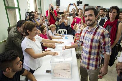 El líder d'IU, Alberto Garzón, vota en un col·legi electoral del Rincón de la Victoria, a Màlaga.