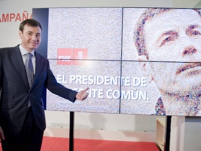 El l&iacute;der del PSM, Tom&aacute;s G&oacute;mez, presenta su cartel de campa&ntilde;a en las pasadas elecciones.