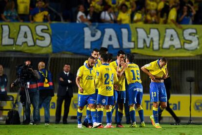  Sergio Araujo (3d) de UD Las Palmas celebra el gol del empate frente al Real Madrid.