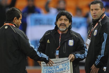 Maradona, entrenador de la selección argentina de fútbol, en el campo durante uno de los partidos del pasado Mundial en Sudáfrica.