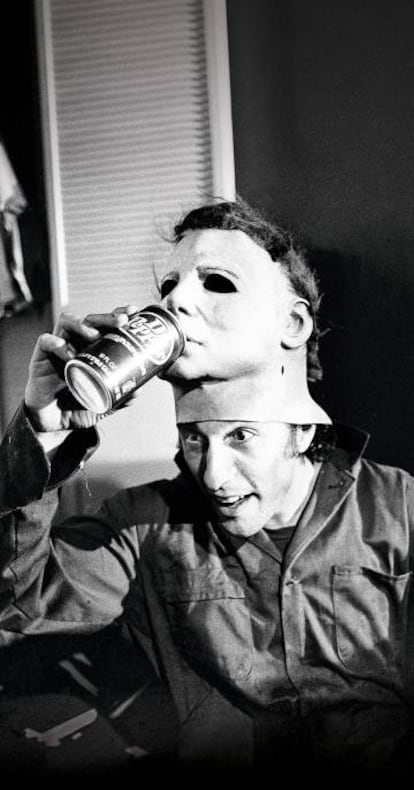 Nick Castle, el abominable asesino Michael Myers en ‘La noche de Halloween’, bromea con una lata de Dr. Pepper, el refresco más abominable.