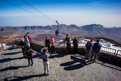 Damos un salto a las islas Canarias, donde todo es diferente y se cambia de escenario. Entre los cuatro parques nacionales del archipiélago –el volcán del Teide, con sus 3.719 metros de altura y sus coladas de lava formando un paisaje extraordinario, que parece de otro planeta y acoge muchas especies endémicas que son otro de los valores que hacen único este gran parque canario.