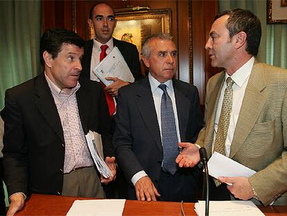 Diego Martín (a la derecha) y Eduardo Zorrilla (detrás), miembros de la gestora, con funcionarios municipales.