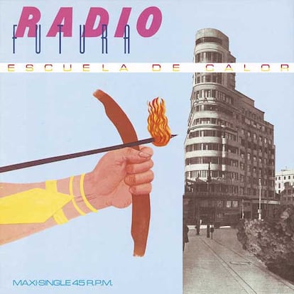 Portada del <i>maxisingle</i> de la canción <i>Escuela de calor</i> de Radio Futura, de 1985, que se puede ver en la exposición La Movida. Uno de los elementos de la imagen es el edificio Carrión, uno de los emblemas arquitectónicos de Madrid. El grupo Radio Futura, de los hermanos Auserón, debutó en 1979.