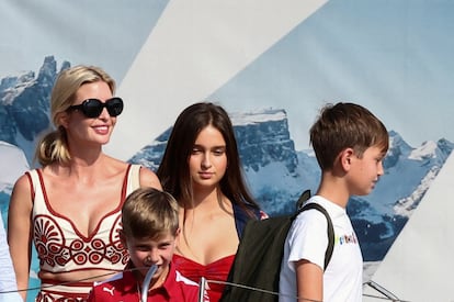 Otra de las invitadas famosas a la megaboda es Ivanka Trump, la hija del actual presidente estadounidense, Donald Trump. En la imagen, la empresaria y 'socialité' con sus hijos en el aeropuerto veneciano, antes de subir a un taxi acuático, el pasado 24 de junio.