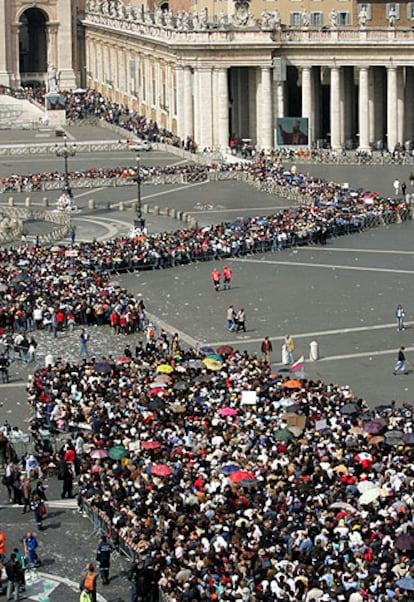 Miles de personas hacen cola para visitar la capilla ardiente del Papa.