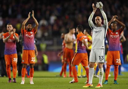 Els jugadors del Manchester City aplaudeixen al final del partit.