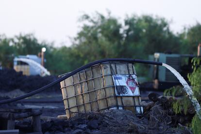 Una manguera libera agua bombeada desde la mina inundada, dónde se encuentran los mineros, este 4 de agosto.