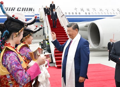 El presidente chino Xi Jinping recibe vino de cebada de las tierras altas, entre otros regalos, a su llegada a Lhasa este jueves.