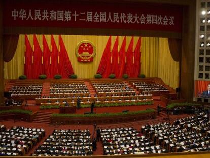 Chinese Premier Li Keqiang appears on big screens as he delivers the work report  at the opening session of the annual National People&#039;s Congress in Beijing&#039;s Great Hall of the People, Saturday, March 5, 2016.(AP Photo/Ng Han Guan)