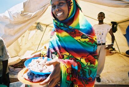 Una mujer vestida de vivos colores en Kenia.