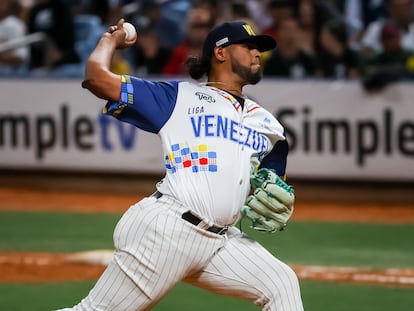 Norwith Gudino de Los Leones del Caracas de Venezuela durante un juego de la Serie del Caribe de béisbol, este 6 de febrero.