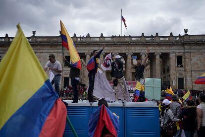 Las movilizaciones opositoras reunieron a mucha más gente que las convocadas por el presidente Petro, pero fueron breves y carecieron de la organización que sí tuvo la del martes. En la imagen, manifestantes congregados en el centro de Bogotá.